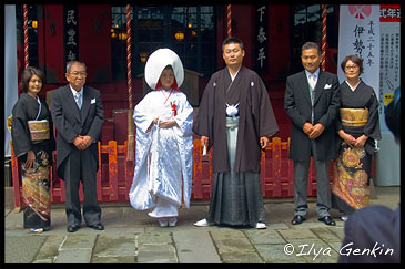 Групповой портрет молодоженов и родителей, Храм Кудзурю (Kuzu-ryu Jinja), Хаконэ (Hakone), 箱根, Япония (Japan), 日本